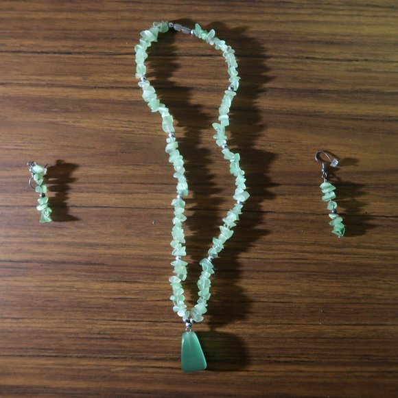 Light Green Stone Necklace/Pendant and Matching Dangle Earrings - Picture 1 of 7